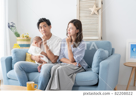 Daddy mom thinking about babies (childcare / childcare / family / family) 82208022