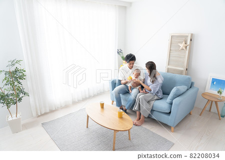 爸爸媽媽看著寶寶玩玩具(育兒、育兒、家庭、家庭) 爸爸媽媽看著寶寶玩玩具(育兒、育兒、家庭、家庭) 82208034