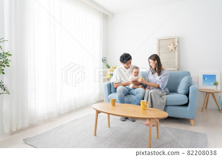 Daddy mom watching over baby playing with toys (childcare, childcare, family, family) 82208038