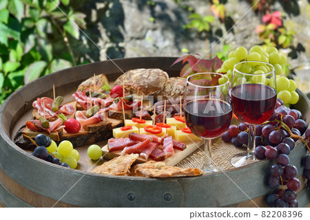 Wine tasting in South Tyrol with a hearty snack consisting of bacon, salami, cheese and rye bread Wine tasting in South Tyrol with a hearty snack consisting of bacon, salami, cheese and rye bread 82208396
