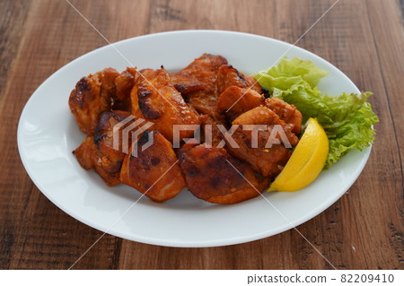 Tandoori chicken with lemon and salad 82209410