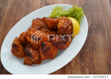 Tandoori chicken with lemon and salad 82209411