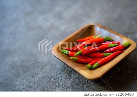 在一個木碗的紅辣椒在黑暗的背景 82209490