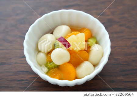 Fruit punch with white balls 82209564