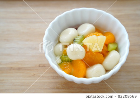 Fruit punch with white balls 82209569