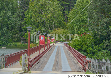 The one lane bridge on Lake Junaluska's Dam in Asheville, Haywood County, North Carolina   82209922