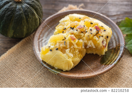 Steamed sweet potato bread Steamed sweet potato bread 82210258