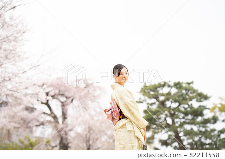 春天在公園散步的女人 春天在公園散步的女人 82211558