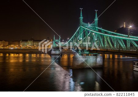 Night view of Liberty Bridge, capital of Hungary. 82211845