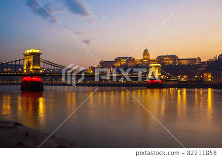 Szechenyi Chain Bridge on the Danube river at night. Budapest, Hungary. 82211858