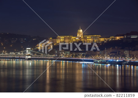 Budapest castle and chain bridge at night, Hungary Budapest castle and chain bridge at night, Hungary 82211859