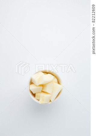 香蕉 Uri 放在一個白色的碗裡 香蕉 Uri 放在一個白色的碗裡 82212609