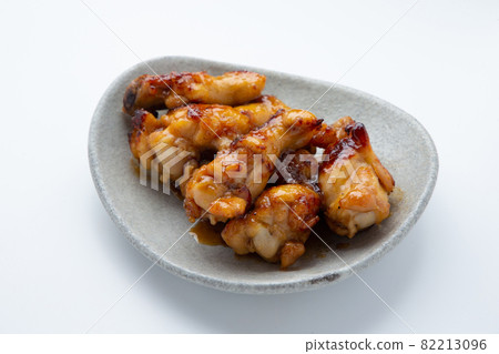 Teriyaki chicken wings served on a Shigaraki plate Teriyaki chicken wings served on a Shigaraki plate 82213096