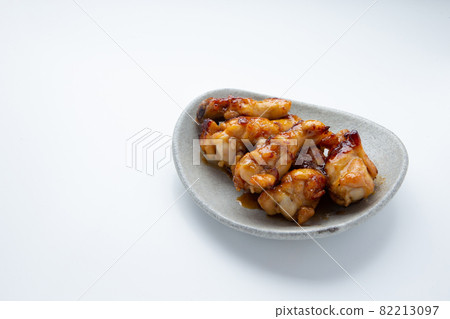 Teriyaki chicken wings served on a Shigaraki plate Teriyaki chicken wings served on a Shigaraki plate 82213097
