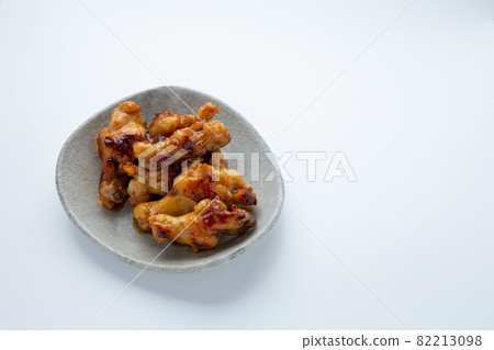 Teriyaki chicken wings served on a Shigaraki plate Teriyaki chicken wings served on a Shigaraki plate 82213098