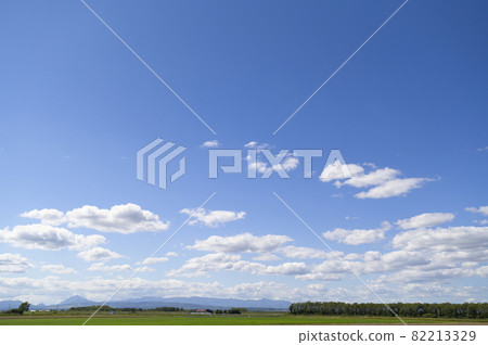 藍天、雲彩和農田背景 藍天、雲彩和農田背景 82213329