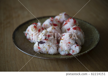 Crispy plum rice ball 82214151