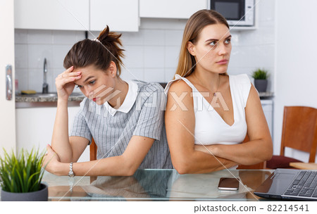 Girl and her sad friend 82214541