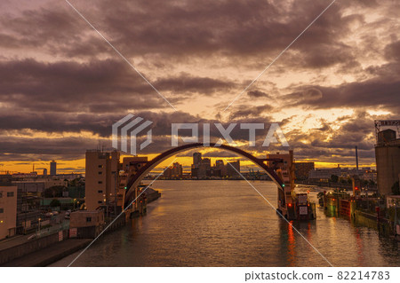 Ajigawa water gate with a wonderful evening view Ajigawa Osaka scenery [mid-September] 82214783