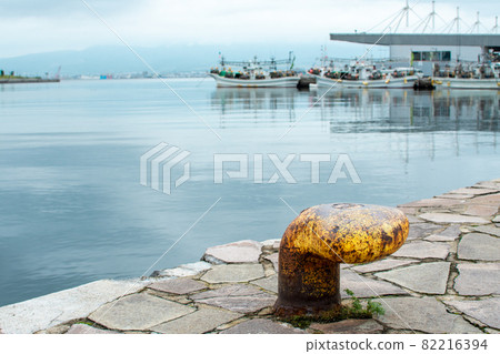 Image of a bollard for connecting ships 82216394