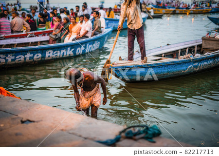 [印度] 人們在恒河沐浴 82217713