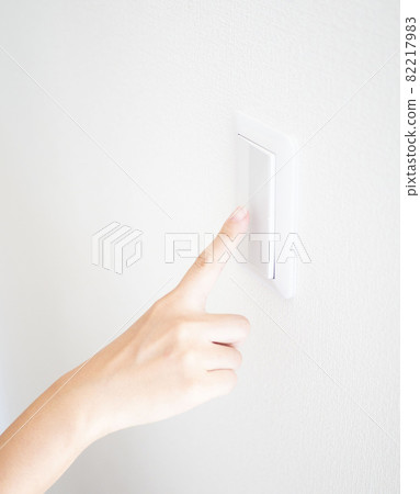 按下開關的手指圖像 按下開關的手指圖像 82217983