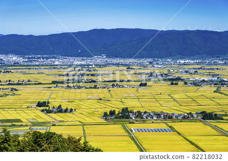 Scenery of the Aizu basin at the time of harvest and a bird's-eye view of the Tadami Line train from Kamenuma, Aizumisato Town, Fukushima Prefecture Scenery of the Aizu basin at the time of harvest and a bird's-eye view of the Tadami Line train from Kamenuma, Aizumisato Town, Fukushima Prefecture 82218032