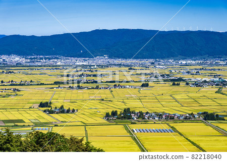 Scenery of the Aizu basin at the time of harvest and a bird's-eye view of the Tadami Line train from Kamenuma, Aizumisato Town, Fukushima Prefecture Scenery of the Aizu basin at the time of harvest and a bird's-eye view of the Tadami Line train from Kamenuma, Aizumisato Town, Fukushima Prefecture 82218040