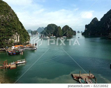 Halong Bay Cruise, Halong Bay with a spectacular view from the shooting point in front of Sun Sotto Cave Halong Bay Cruise, Halong Bay with a spectacular view from the shooting point in front of Sun Sotto Cave 82218082
