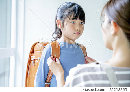 School bag elementary school student parent and child 82218265