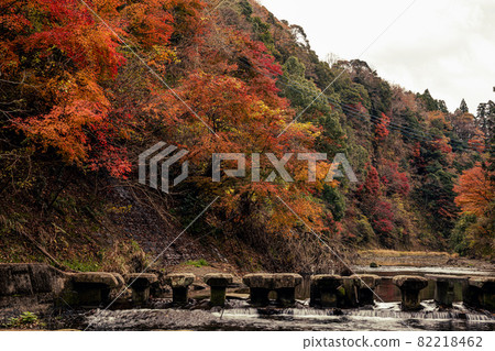 The green of the trees is also dyed red, let's feel the coolness of autumn and go to the mountains and rivers 82218462