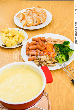 cheese fondue  82219155