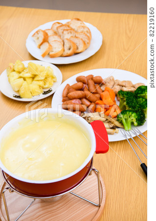 cheese fondue  82219160