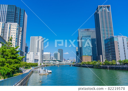 大阪堂島川沿岸的高層公寓和建築物 82219578