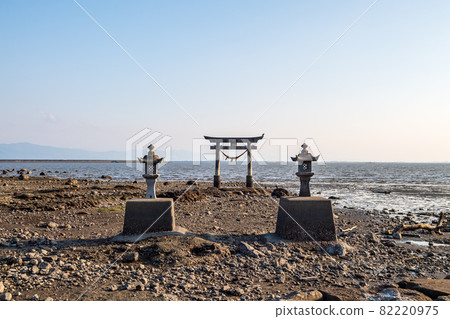 A landscape of a torii floating in the Shiranui Sea at dusk 82220975