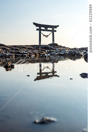 黃昏時分漂浮在不知火海中的鳥居景觀 黃昏時分漂浮在不知火海中的鳥居景觀 82220984