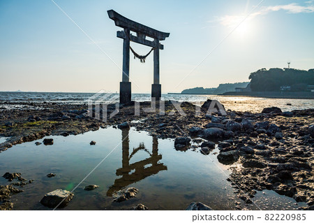 黃昏時分漂浮在不知火海中的鳥居景觀 82220985
