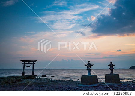 A landscape of a torii floating in the Shiranui Sea at dusk 82220998