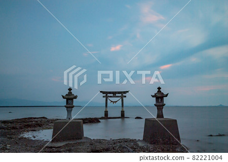 A landscape of a torii floating in the Shiranui Sea at dusk 82221004