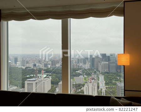 東京的摩天大樓反映在酒店房間的窗戶上 東京的摩天大樓反映在酒店房間的窗戶上 82221247