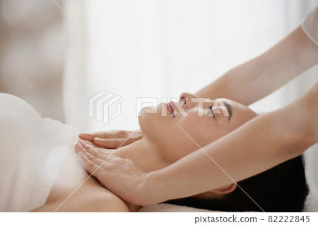 在美容院接受按摩的中年婦女 在美容院接受按摩的中年婦女 82222845