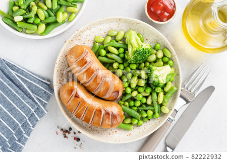 Turkey sausages with green peas and broccoli Turkey sausages with green peas and broccoli 82222932