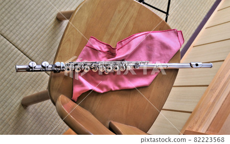 Scenery with flute performed at a shrine in the new year 82223568