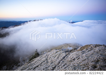 被白霜覆蓋的清晨的敦木山 82224422