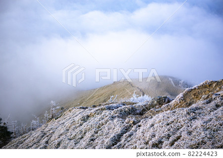 被白霜覆蓋的清晨的敦木山 82224423