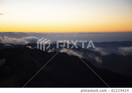 黎明前從敦木山眺望的群山 82224424