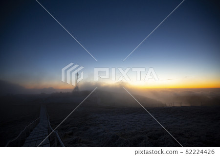 黎明前的雲海中的鶴木山頂 82224426