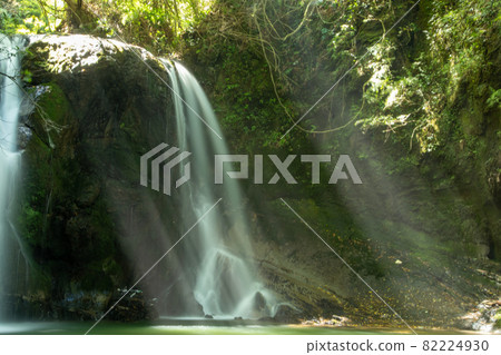 光與瀑布的合作 82224930