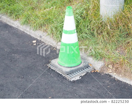 帶瀝青路面和排水溝的綠色三角錐 82225230