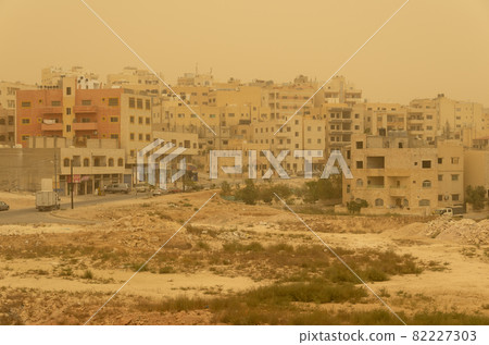 [Jordan] Zarqa, a cityscape brown and hazy with dust 82227303